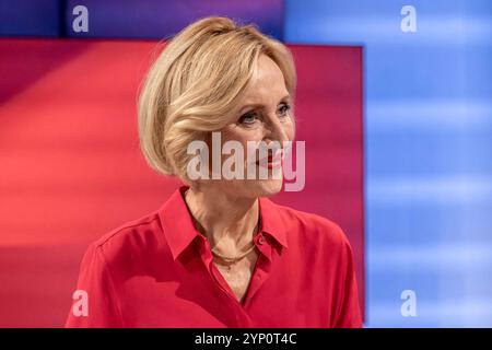 Maischberger am 27. November 2024 aus Köln. Im Bild Moderatorin und Autorin Petra Gerster. Themen in der Talkrunde waren Trump und die damit verbundenen wirtschafts-politische Veränderungen sowie die Entwicklung der Debattenkultur. Köln Nordrhein-Westfalen Deutschland *** Maischberger am 27. November 2024 aus Köln im Bild Moderatorin und Autorin Petra Gerster Themen in der Talkrunde waren Trump und die damit verbundenen wirtschaftspolitischen Veränderungen sowie die Entwicklung der Debattenkultur Köln Nordrhein-Westfalen Deutschland Stockfoto