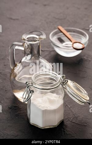 Glas mit Wasser und Natron in Glasgefäß, gesunde Mischung. Stockfoto
