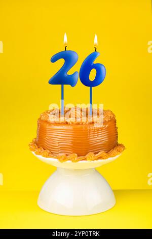 Nummer 26 Kerze - Happy Birthday Cake auf gelbem Hintergrund. Stockfoto