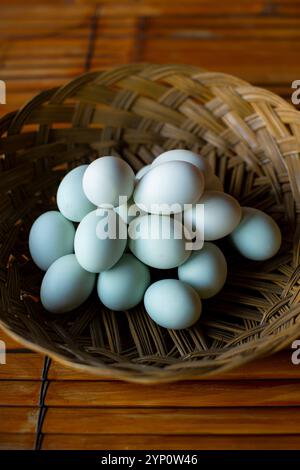Ein Korb voller Bio-Eier in Bambus-Webkorb. Stockfoto