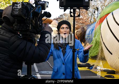 New York, USA. November 2024. Die CBS-Nachrichtenreporterin Jessica Moore berichtet live, wie die Balloninflation auf der Upper Westside in Manhattan vor der jährlichen Macy's Thanksgiving Day Parade am 27. November 2024 in New York stattfindet (Foto: Laura Brett/SIPA USA) Credit: SIPA USA/Alamy Live News Stockfoto