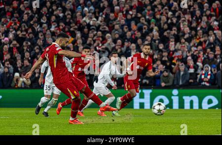 Liverpool. November 2024. Der Liverpool-Spieler Mohamed Salah (Front) schießt am 27. November 2024 einen Elfmeterschießen beim Spiel der UEFA Champions League zwischen Liverpool und Real Madrid in Anfield in Liverpool, Großbritannien. Quelle: Xinhua/Alamy Live News Stockfoto