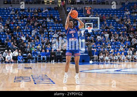 27. NOVEMBER 2024: Martin Somerville (5), der Wärter der UMass Lowell River Hawks, macht einen 3-Punkte-Schuss in einem regulären Saisonspiel, in dem die UMass Lowell River Hawks die Saint Louis Billikens besuchten. Am Mittwoch, den 27. November 2024, Richard Ulreich/CSM in der Chaifetz Arena in St. Louis, MO Stockfoto