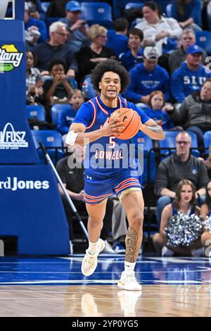 27. NOVEMBER 2024: Martin Somerville (5), der Wachmann der UMass Lowell River Hawks, beginnt den Ball in einem regulären Saisonspiel, in dem die UMass Lowell River Hawks die Saint Louis Billikens besuchten. Am Mittwoch, den 27. November 2024, Richard Ulreich/CSM in der Chaifetz Arena in St. Louis, MO Stockfoto