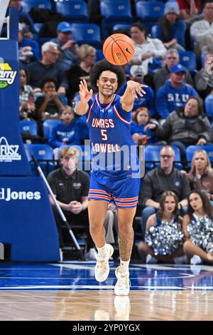 27. NOVEMBER 2024: Martin Somerville (5), der Wachmann der UMass Lowell River Hawks, schiebt den Ball für eine schnelle Pause in einem regulären Saisonspiel, in dem die UMass Lowell River Hawks die Saint Louis Billikens besuchten. Am Mittwoch, den 27. November 2024, Richard Ulreich/CSM in der Chaifetz Arena in St. Louis, MO Stockfoto