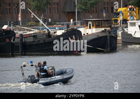 09.08.2024, Niederlande, Nordholland, Amsterdam - Wasserpolizei auf Patrouille auf dem IJ (Stadtzentrum). 00A230619D713CAROEX.JPG [MODELLVERSION: NEIN, RICHTIG Stockfoto