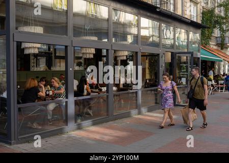 23.08.2024, Ukraine, Lemberg, Lemberg - Café im Stadtzentrum. 00A240823D204CAROEX.JPG [MODELLVERSION: NEIN, EIGENSCHAFTSFREIGABE: NEIN (c) caro Images / B Stockfoto