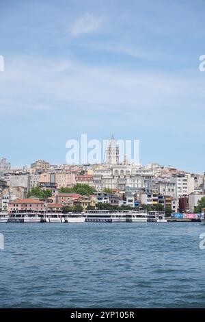 türkei istanbul 28. juli 2024, Eine atemberaubende Aussicht auf den berühmten Galata Tower der Istanbuls entlang der atemberaubenden Uferpromenade Stockfoto