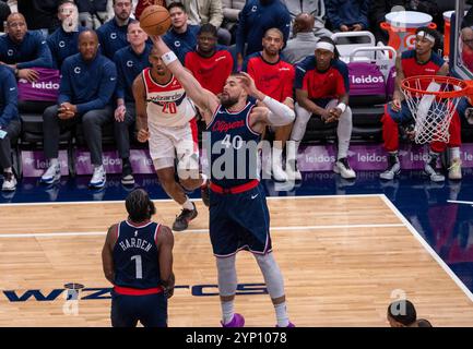 Washington, USA. November 2024. WASHINGTON, DC - 27. NOVEMBER: LA Clippers Center Ivica Zubac (40) erreicht einen Rückstoß während eines NBA-Spiels zwischen den Washington Wizards und den Los Angeles Clippers am 27. November 2024 in der Capital One Arena in Washington, DC. (Foto: Tony Quinn/SipaUSA) Credit: SIPA USA/Alamy Live News Stockfoto