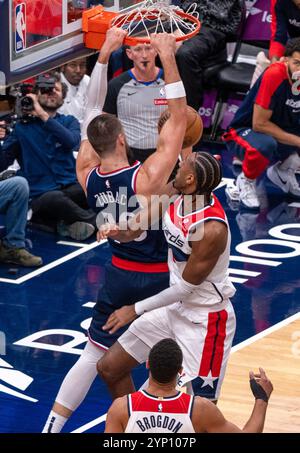 Washington, USA. November 2024. WASHINGTON, DC - 27. NOVEMBER: LA Clippers Center Ivica Zubac (40) stürzt sich in einem NBA-Spiel zwischen den Washington Wizards und den Los Angeles Clippers am 27. November 2024 in der Capital One Arena in Washington, DC. (Foto: Tony Quinn/SipaUSA) Credit: SIPA USA/Alamy Live News Stockfoto