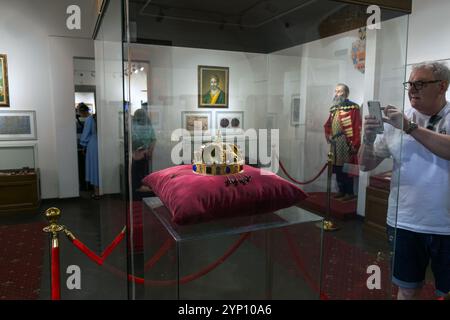 31.08.2024, Ukraine, Unterkarpaten, Uschhorod - Kopie der Krone des hl. Stephanus, Krone des ehemaligen Königreichs Ungarn, im Museum von Uschhorod ca. Stockfoto