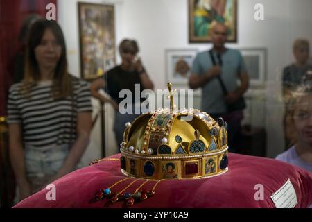 31.08.2024, Ukraine, Unterkarpaten, Uschhorod - Kopie der Krone des hl. Stephanus, Krone des ehemaligen Königreichs Ungarn, im Museum von Uschhorod ca. Stockfoto