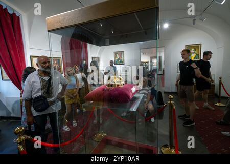 31.08.2024, Ukraine, Unterkarpaten, Uschhorod - Kopie der Krone des hl. Stephanus, Krone des ehemaligen Königreichs Ungarn, im Museum von Uschhorod ca. Stockfoto