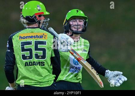 Sydney, Australien. November 2024. Veranstaltungen beim Women's Big Bash League „The Knockout“-Spiel zwischen Sydney Thunder und Hobart Hurricanes im Drummoyne Oval. Sydney Thunder gewann das Spiel der Women's Big Bash League „The Knockout“ gegen Hobart Hurricanes mit 6 Wickets (6 Bälle übrig). Hobart Hurricanes: 126/6 (20 Overs), Sydney Donner: 129/4 (19 Overs). Quelle: SOPA Images Limited/Alamy Live News Stockfoto