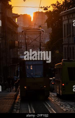 02.09.2024, Ukraine, Lemberg, Lemberg - Straßenszene mit Sonnenuntergang im Stadtzentrum. 00A240902D321CAROEX.JPG [MODELLVERSION: NICHT ZUTREFFEND, EIGENSCHAFT Stockfoto