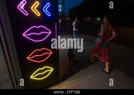 02.09.2024, Ukraine, Lemberg, Lemberg - beleuchtetes Schild im Stadtzentrum mit küssenden Müttern. 00A240902D406CAROEX.JPG [MODELLVERSION: NEIN, PROPERT Stockfoto