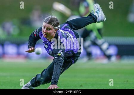 Sydney, Australien. November 2024. Amy Smith von Hobart Hurricanes lässt den Fang von Chamari Athapaththu von Sydney Thunder während des Women's Big Bash League „The Knockout“-Spiels zwischen Sydney Thunder und Hobart Hurricanes im Drummoyne Oval fallen. Sydney Thunder gewann das Spiel der Women's Big Bash League „The Knockout“ gegen Hobart Hurricanes mit 6 Wickets (6 Bälle übrig). Hobart Hurricanes: 126/6 (20 Overs), Sydney Donner: 129/4 (19 Overs). (Foto: Ayush Kumar/SOPA Images/SIPA USA) Credit: SIPA USA/Alamy Live News Stockfoto