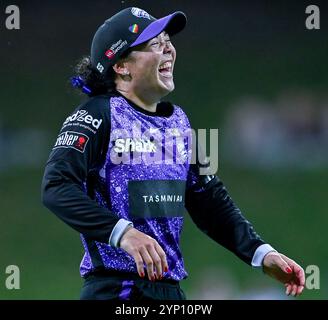 Sydney, Australien. November 2024. Lauren Smith von Hobart Hurricanes, der während des Women's Big Bash League-Spiels „The Knockout“ zwischen Sydney Thunder und Hobart Hurricanes im Drummoyne Oval gesehen wurde. Sydney Thunder gewann das Spiel der Women's Big Bash League „The Knockout“ gegen Hobart Hurricanes mit 6 Wickets (6 Bälle übrig). Hobart Hurricanes: 126/6 (20 Overs), Sydney Donner: 129/4 (19 Overs). (Foto: Ayush Kumar/SOPA Images/SIPA USA) Credit: SIPA USA/Alamy Live News Stockfoto