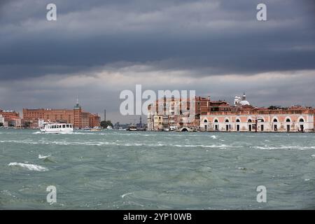 01.07.2024, Italien, Veneto, Venedig - Venedig, Veneto, Italien - Blick von Venedig-San Marco über den Kanal von Giudecca mit stürmischem Himmel. Links im Stockfoto