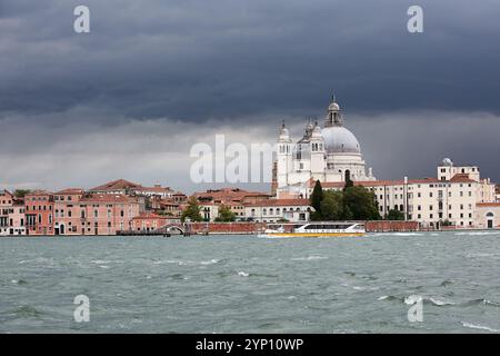 01.07.2024, Italien, Veneto, Venedig - Venedig, Veneto, Italien - Blick über den Kanal von Giudecca nach Venedig-Dorsoduro unter einem stürmischen Himmel. Die Kirche von Sa Stockfoto