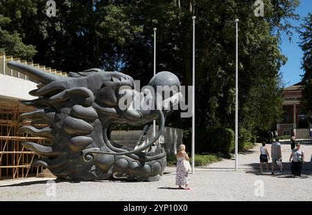 02.07.2024, Italien, Veneto, Venedig - vor dem nordischen Pavillon steht die Holzfigur des Kopfes eines ehemaligen Restaurantschiffs, nachempfunden nach einem Chines Stockfoto