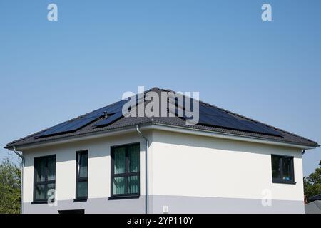 17.09.2024, Deutschland, Berlin, Berlin - Module einer Solarstromanlage auf dem Dach eines Einfamilienhauses in Berlin-Hohenschoenhausen. 00R240917D019CAROEX Stockfoto