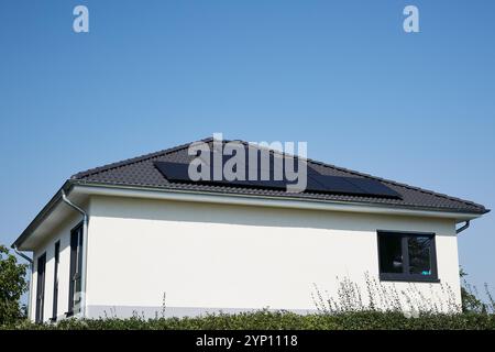 17.09.2024, Deutschland, Berlin, Berlin - Module einer Solarstromanlage auf dem Dach eines Einfamilienhauses in Berlin-Hohenschoenhausen. 00R240917D022CAROEX Stockfoto
