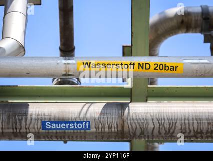 26.08.2024, Deutschland, Nordrhein-Westfalen, Oberhausen - Rohrleitungen für Wasserstoff und Sauerstoff. Grüner Wasserstoff bei Air Liquide, Wasserstoffproduktion bei der Stockfoto