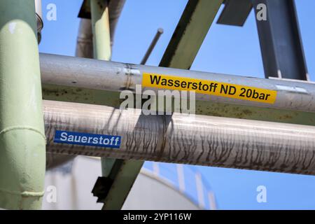 26.08.2024, Deutschland, Nordrhein-Westfalen, Oberhausen - Rohrleitungen für Wasserstoff und Sauerstoff. Grüner Wasserstoff bei Air Liquide, Wasserstoffproduktion bei der Stockfoto