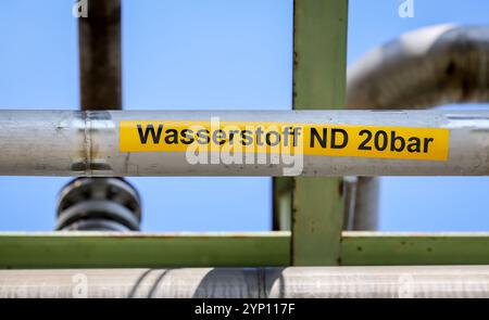 26.08.2024, Deutschland, Nordrhein-Westfalen, Oberhausen - Rohrleitungen für Wasserstoff und Sauerstoff. Grüner Wasserstoff bei Air Liquide, Wasserstoffproduktion bei der Stockfoto