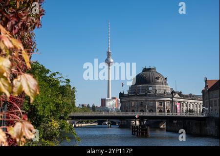 20.09.2024, Deutschland, , Berlin - Blick an einem sonnigen Herbsttag entlang der Spree auf die Museumsinsel mit dem Bode-Museum und dem Berliner TV-To Stockfoto