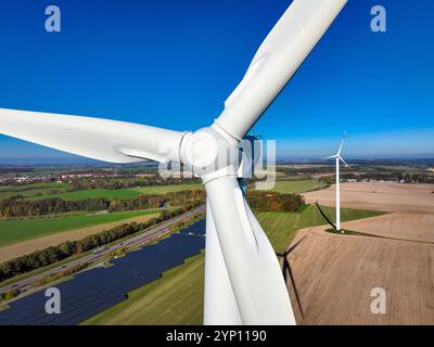 25.10.2024, Deutschland, Sachsen, Glauchau - Windräder, Windpark und Solarpark an der Autobahn A4 bei Glauchau. 00X241025D018CAROEX.JPG [MODELL RELEA Stockfoto