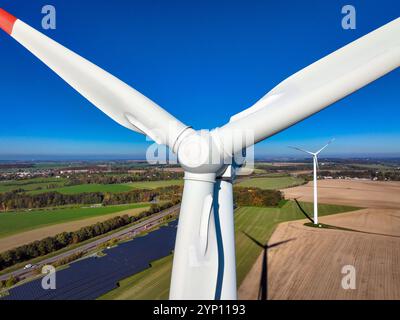 25.10.2024, Deutschland, Sachsen, Glauchau - Windräder, Windpark und Solarpark an der Autobahn A4 bei Glauchau. 00X241025D015CAROEX.JPG [MODELL RELEA Stockfoto