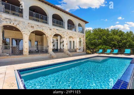 Luxusvilla mit Pool und atemberaubender Aussicht in sonniger Lage Stockfoto