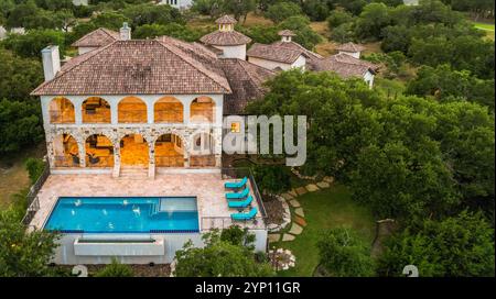 Elegantes Haus am Hügel mit Pool und weitläufigem Gelände in ruhiger Umgebung Stockfoto