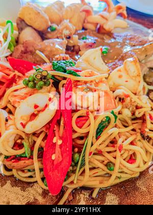 Köstliches Steakset mit Spaghetti und Salat im Restaurant in Thailand. Stockfoto