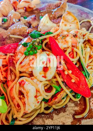 Köstliches Steakset mit Spaghetti und Salat im Restaurant in Thailand. Stockfoto