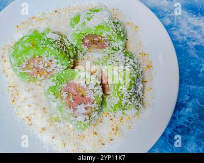 Traditionelle thailändische süße Küche, Banane mit Kleberreis auf weißem Hintergrund (Khao Tom Mat oder Khao Tom Pad) Stockfoto