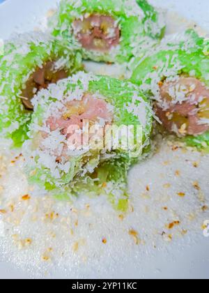 Traditionelle thailändische süße Küche, Banane mit Kleberreis auf weißem Hintergrund (Khao Tom Mat oder Khao Tom Pad) Stockfoto