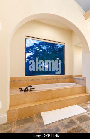 Entspannender Wellnessbereich mit atemberaubendem Blick auf die Natur in der Abenddämmerung Stockfoto