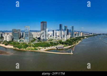 Fuzhou, China, 27. November 2024. Die Wintersonne ist warm und die Landschaft ist wunderschön in Fuzhou City, Chinas Provinz Fujian, 27. November 2024. Quelle: Wang Dongming/China News Service/Alamy Live News Stockfoto