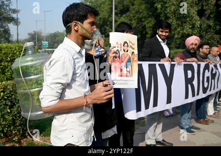 Neu-Delhi, Indien. November 2024. NEW DELHI, INDIEN - 27. NOVEMBER: Umweltaktivisten demonstrieren gegen die steigende Luftverschmutzung und fordern das Recht auf Atmung am Kreisverkehr in der Nähe des Parlaments am 27. November 2024 in New Delhi, Indien. (Foto: Sonu Mehta/Hindustan Times/SIPA USA) Credit: SIPA USA/Alamy Live News Stockfoto