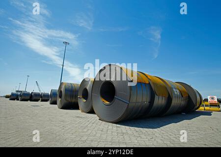 Walzstahl im Hafen, kaltgewalzte Stahlspiralen Stockfoto