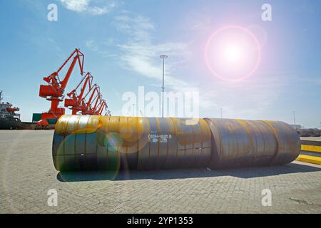 Walzstahl im Hafen, kaltgewalzte Stahlspiralen Stockfoto