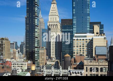 Blick nach Norden in Midtown Manhattan, New York City mit dem Metropolitan Life Insurance Uhrenturm, dem Empire State Building und dem Chrysler Build Stockfoto