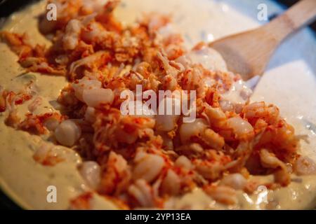 Kochen Sie cremige Krebskrebspudeln, die zusammen gemischt werden Stockfoto