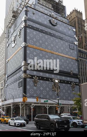 Der Louis Vuitton Flagship Store in New York City befindet sich an der East 57th Street und 5th Avenue, die im Bau ist, mit einem Gerüst, das Lo ähnelt Stockfoto