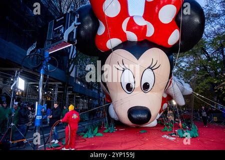 New York, Usa. November 2024. Minnie Maus, einer der neuen Ballons der Macy's Thanksgiving Parade. Seit 1994 veranstaltet Macy's jedes Jahr die Macy's Balloon Inflation Celebration am Mittwoch vor Thanksgiving. Die Besucher werden auf der Upper West Side neben dem Naturkundemuseum eingeladen, die Inflation der massiven Ballons zu sehen, die in die Thanksgiving Day Parade von Macy aufgenommen werden. Dieses Jahr gibt es 22 Ballons, darunter 6 neue Zeichen. (Foto: Syndi Pilar/SOPA Images/SIPA USA) Credit: SIPA USA/Alamy Live News Stockfoto