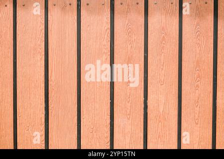 Brauner Holzzaun mit natürlicher Oberfläche, schlichtes und rustikales Design. Ideal für Themen wie Zuhause, Garten oder Außeneinrichtung. Stockfoto