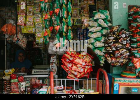 Depok, 24. November 2024. Kleiner 24-Stunden-Laden mit einer Auswahl an Snacks und Leckereien. Ideal für Themen wie lokale Märkte, Street Food oder Alltagsessen Stockfoto